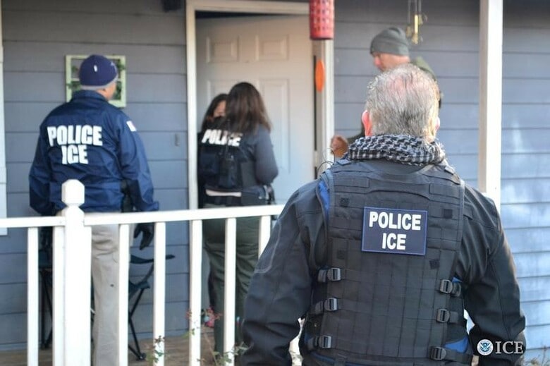 ２月１４日、米移民税関捜査局は先週、幼少期に不法移民の親に連れられて入国し、オバマ前政権下で合法的に就労許可を得ていたメキシコ人男性をシアトルで逮捕した。写真は移民税関捜査局員がアトランタで業務を遂行する様子。同局による提供写真（２０１７年／ロイター）