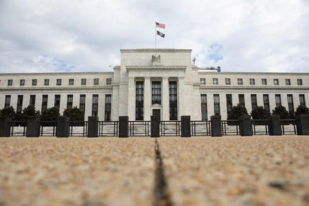 ２月２２日、米連邦準備理事会（ＦＲＢ）が発表した調査で、小規模企業は財務面で苦しい状況が続いているほか、多くの企業がサプライチェーン（供給網）の問題や十分な雇用確保などの課題に直面していることが分かった。写真は２０１８年８月、ワシントンのＦＲＢ（２０２２年　ロイター／Chris Wattie）