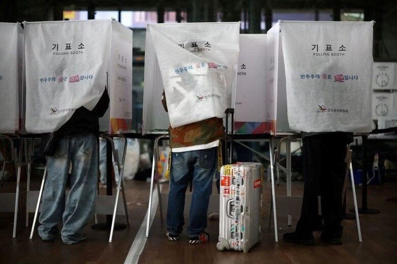 韓国の尹錫悦前大統領が出した戒厳令が国内を混乱に陥れた時、忠清北道北部の人口約１３万人の都市、堤川市にあるパク・ミョンジャさん（６６）の食堂の売り上げは激減し、市内の多くの有権者にとっての転換点となった。写真は期日前投票を行う人々。仁川国際空港の投票所で５月撮影（２０２５年　ロイター/Kim Hong-Ji）