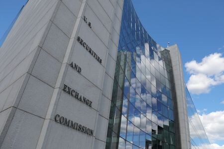 米証券取引委員会（ＳＥＣ）のゲンスラー委員長は２５日、世界の金融規制当局は外国為替取引の決済期間を１営業日に短縮することを検討すべきと述べた。写真はＳECの本部ビル。ワシントンで２１年５月撮影。（2024年 ロイター/Andrew Kelly/File Photo）