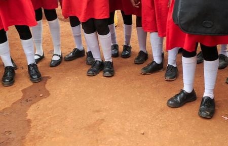 　医療専門家や慈善団体は、インフレの加速というグローバル規模の問題により、多くのアフリカ諸国で生理用ナプキンのコストが上昇しており、多くの少女が学校を休むか、感染症や不妊につながりかねない非衛生的な代替品に頼るようになっていると指摘する。写真はケニアのナイロビで２０２１年７月撮影（２０２２年　ロイター／/Thomas Mukoya）