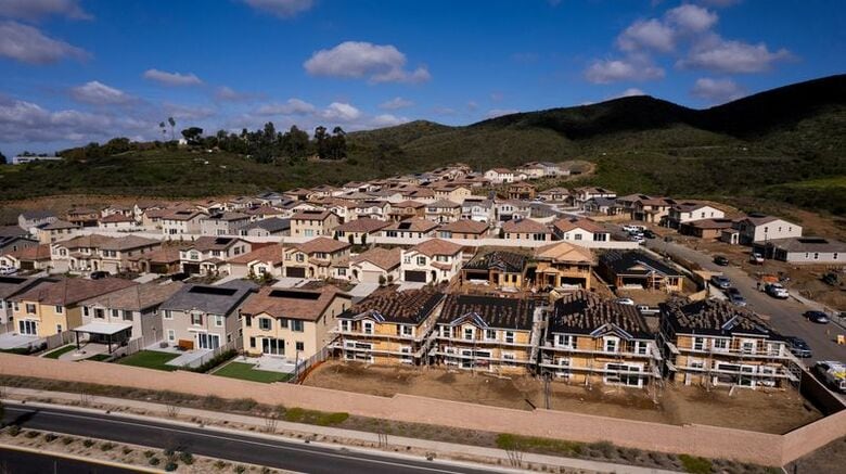 写真は米カリフォルニア州サンマルコス郊外で建設中の戸建て住宅。2024年3月撮影。REUTERS/Mike Blake