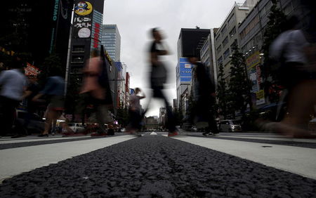 　６月８日、内閣府が発表した５月の景気ウオッチャー調査では、景気の現状判断ＤＩが５３．３で、前月比０．３ポイント低下し、６カ月ぶりの低下となった。都内で５月撮影（２０１５年　ロイター／Yuya Shino）