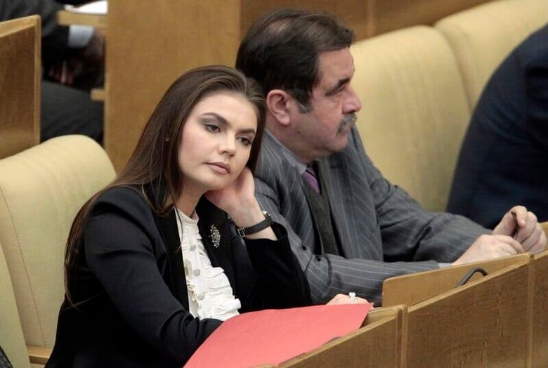 欧州連合（EU）は元新体操の女王でロシアのプーチン大統領の愛人とされるアリーナ・カバエワ氏のほか、ペスコフ大統領報道官の家族らを含む65人を新たに制裁対象に加えた。写真は2011年4月、議会でプーチン氏の演説を聞くカバエワ氏（2022年　ロイター／Alexander Natruskin）