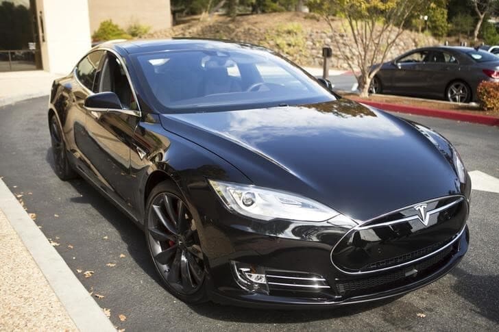 米道路交通安全局（NHTSA）は9日、米電気自動車（EV）大手テスラの運転支援システム「オートパイロット」を巡り、テスラ車83万台への調査を強化していると発表した。写真はテスラの「モデルS」。2015年10月撮影（2022年　ロイター/Beck Diefenbach）