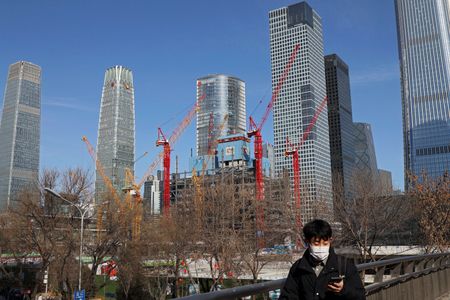 　中国財政省が２４日発表したデータによると、１─５月の国有地売却収入は前年同期比１４％減少し、１─４月の１０．４％減から落ち込みが加速した。写真は北京の中心部で２月撮影（２０２４年　ロイター/Florence Lo）