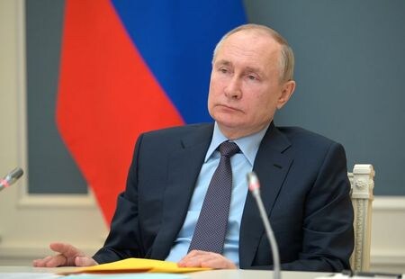 ロシア大統領府は１９日、米国が主催するオンラインの気候変動サミットに、プーチン大統領が２２日に出席し、演説を行うと発表した。写真はプーチン大統領。１４日撮影（２０２１年　ロイター/Alexei Druzhinin）