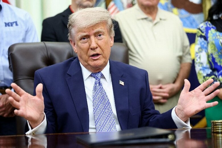 米ホワイトハウスの大統領執務室で話すトランプ大統領。２１日撮影。REUTERS/Kevin Lamarque