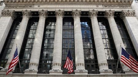 　５月６日の米国株式市場はダウ工業株３０種が終値で最高値を更新。週間の米新規失業保険申請件数の改善が追い風となった。３月、ニューヨーク証券取引所で撮影（２０２１年　ロイター／Brendan McDermid）