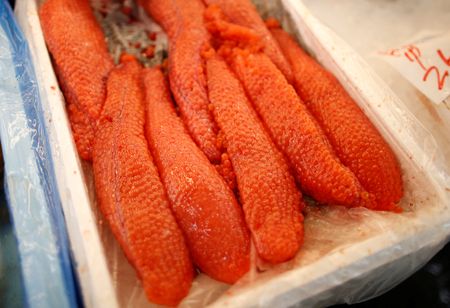 　４月１１日、日本の水産庁は、北海道沖の太平洋で行うサケ・マス漁の漁獲量などを決めるロシアとの交渉を同日開始すると発表した。写真はイクラ。都内で２０１８年９月撮影（２０２２年　ロイター／Issei Kato ）