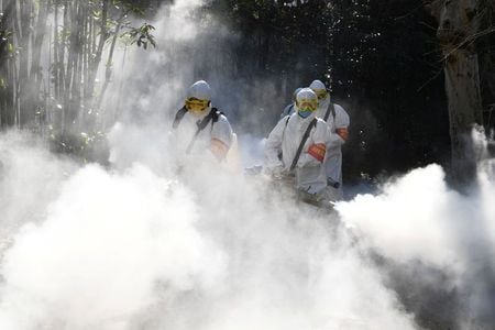 　チャイナ・デイリーによると、中国の複数の都市が重大な目的で使用する血液の不足を訴えている。新型コロナウイルス拡大で献血できる人が自宅待機を強いられているためという。写真は１８日、安徽省亳州で市内を消毒する清掃員。チャイナ・デイリー提供（２０２０年　ロイター）