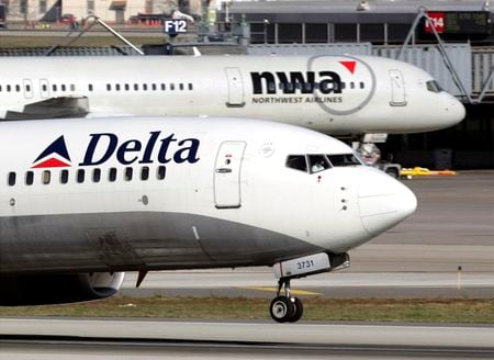 ４月１３日、米デルタ航空が発表した第１・四半期決算は、調整後１株損失が１．２３ドルと、市場予想（１．２７ドルの損失）ほど落ち込まなかった。旺盛な旅行需要を背景に今四半期は黒字化を見込み、株価は序盤の取引で４．５％上昇した。写真は２００８年１０月、米ミネソタ州ミネアポリスの空港で撮影（２０２２年　ロイター／Eric Miller）