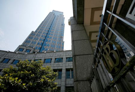 インドネシア中央銀行は２６日、外国為替市場に介入したと、中銀高官が語った。ルピアはきょう対ドルで一時約２週間ぶりの安値に沈んだ。写真はインドネシア中銀。２０１０年２月に撮影（２０２４年　ロイター/Supri）