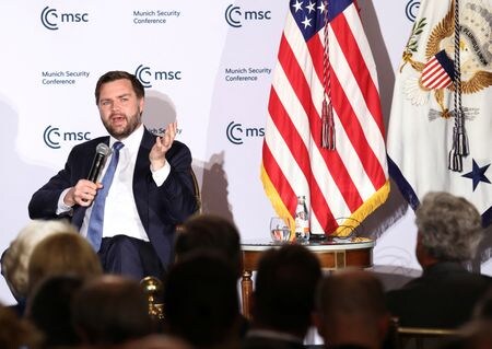 バンス米副大統領は５月７日、ミュンヘン安全保障会議（ＭＳＣ）が米首都ワシントンで主催したイベントで、欧州と米国は「同じチーム」だと述べ、欧州を激しい言葉で批判した２月のドイツ訪問時に比べて融和的な姿勢を打ち出した。ワシントンで撮影（２０２５年　ロイター/Kevin Lamarque）