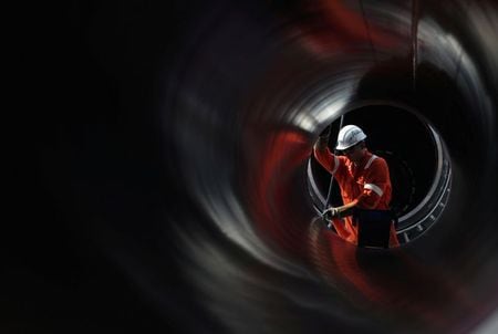 　１２月２３日、ロシア産天然ガスをドイツへ直送する海底パイプライン「ノルドストリーム２」の敷設事業について、メルケル独首相の与党・キリスト教民主同盟（ＣＤＵ）議員は２３日、米国の制裁で完工が数カ月遅れ、事業費が増加することになると述べた。写真はロシア・レニングラード州の「ノルドストリーム２」の敷設現場。６月５日撮影（２０１９年　ロイター/Anton Vaganov）