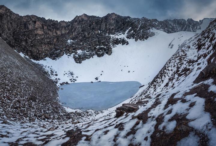 何百体もの人骨が見つかっているループクンド湖　Atish Waghwase
