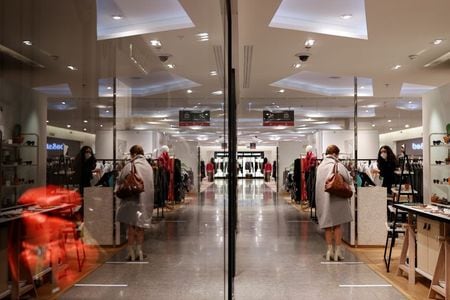 　ＥＵ統計局が発表した３月のユーロ圏消費者物価指数速報値は前年比１．３％上昇で、前月（前年比０．９％上昇）から伸びが加速した。写真はパリで昨年１１月撮影（２０２１年　ロイター／Christian Hartmann）