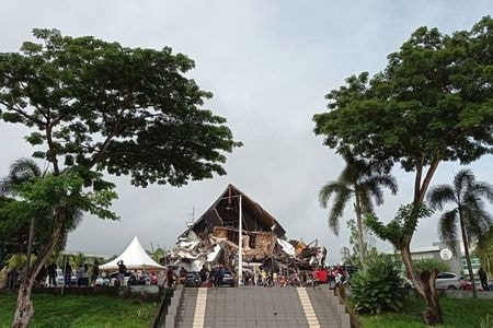 　インドネシアのスラウェシ島でマグニチュード（Ｍ）６．２の地震が発生し、少なくとも７人死亡、数百人が負傷した。写真は地震で被害を受けた建物。１５日撮影。提供写真（２０２１年　ロイター/Antara Foto/Akbar Tado）