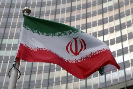 　５月２７日、イランがウランの濃縮度を安定したペースで兵器級に近い水準に引き上げていることが、国際原子力機関（ＩＡＥＡ）の機密報告書で明らかになった。写真はイラン国旗。昨年６月、ウィーンのＩＡＥＡ前で撮影（２０２４年　ロイター/Leonhard Foeger）