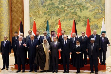 　１１月２１日、イスラム諸国数カ国の高官で構成される新グループが、パレスチナ自治区ガザでの即時停戦を促すために国連安全保障理事会の常任理事国５カ国などを訪問する。写真は北京で２０日、代表撮影（２０２３年　ロイター）