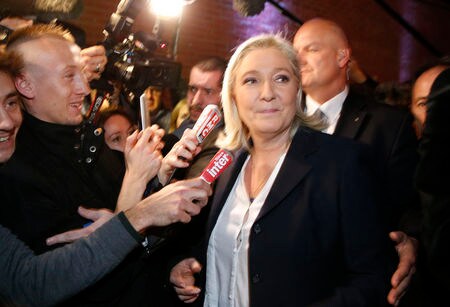 １２月７日、フランス与党社会党の幹部は、東部の選挙区でも地域圏議会選挙の第２回投票に進出することを断念すると明らかにした。写真は極右の国民戦線のルペン党首。エナンボーモンで撮影（２０１５年　ロイター/PASCAL ROSSIGNOL）
