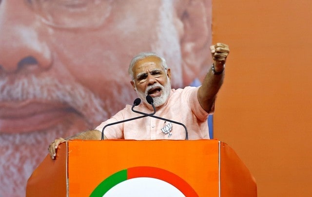 ６月２６日、インドのモディ首相（写真）は、中国が主導する国際開発金融機関、アジアインフラ投資銀行（ＡＩＩＢ）の年次総会に出席し、ＡＩＩＢが今後２年間に総融資規模を１０倍に拡大し、地域の資金需要をより迅速に満たせるよう支援してほしいとの考えを示した。バンガロールで５月撮影（２０１８年　ロイター／ABHISHEK CHINNAPPA）
