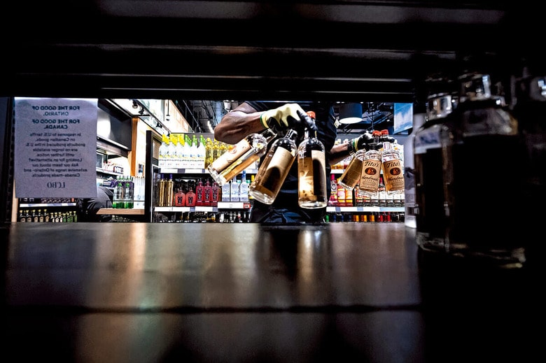 アメリカの酒類が売り場から撤去される事態に　CHRISTOPHER KATSAROV LUNAｰBLOOMBERG/GETTY IMAGES