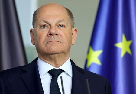 ドイツのショルツ首相は、ウクライナのゼレンスキー大統領と電話会談し、ウクライナ問題を巡り６月１５─１６日にスイスのルツェルン近郊で開催される平和サミットに対するドイツの支持を強調した。写真は、２０２４年５月７日にベルリンで会見する同首相。（２０２４年　ロイター／Fabrizio Bensch）