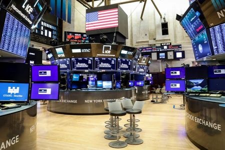 米国株式市場は、米政府が新たな新型コロナウイルス対策を策定するとの期待から景気敏感株に買いが入り、Ｓ＆Ｐ総合５００種とダウ工業株３０種が上昇して終了した。ニューヨーク証券取引所で５月撮影（２０２０年　ロイター/Brendan McDermid）