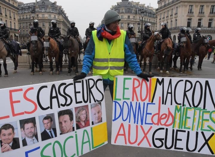 マクロン大統領の退陣を求める「黄色ベスト運動」の参加者（12月15日、筆者撮影）