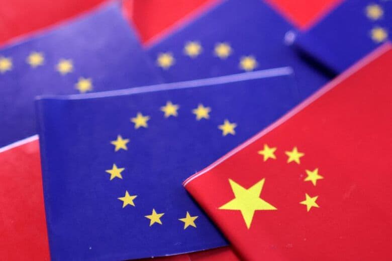 欧州連合（ＥＵ）と中国の国旗。2025年3月撮影。REUTERS/Dado Ruvic