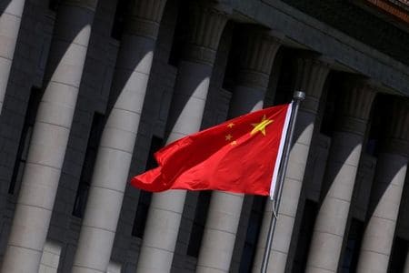 　中国商務省は、戦略金属であるガリウムとゲルマニウムの主要生産業者と６日に今後の輸出規制の実施について話し合う予定だ。複数の関係筋が明らかにした。写真は中国の国旗。２０１９年５月、北京で撮影（２０２３年　ロイター／Jason Lee）