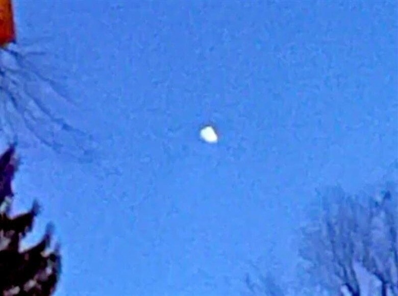 １２月１７日、米政府関係者は、国内で多数報告されている無人機（ドローン）目撃情報の多くは航空機や星、あるいは商用、趣味、治安機関のドローンである可能性が高いとの見方を示した。写真は、１２日にニュージャージー州モンクレア上空で観測されたドローン（２０２４年　ロイター／Evan Cutler/Reuters TV）