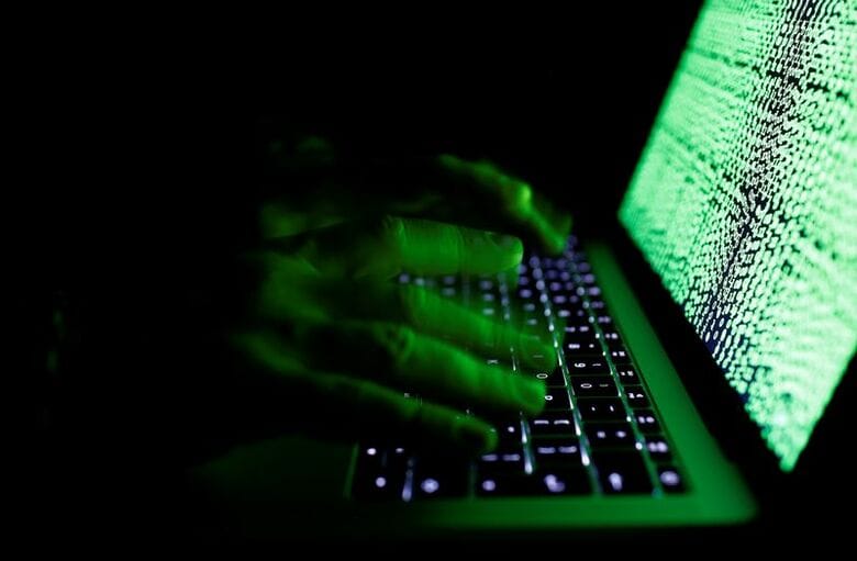 コンピューターのキーボードを操作する人。2017年3月1日撮影のイメージ写真。REUTERS/Dado Ruvic/Illustration