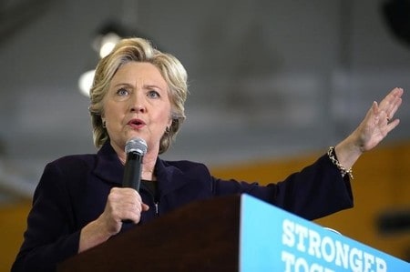 　１０月１０日、米大統領選で民主党のクリントン候補（写真）陣営にとっては新たなリスクが浮上しつつある。世論調査で共和党のトランプ候補の劣勢が続けば、多くの民主党支持者が安心して実際の投票に行かなくなるという事態だ。ミシガン州で撮影（２０１６年　ロイター/Lucy Nicholson）