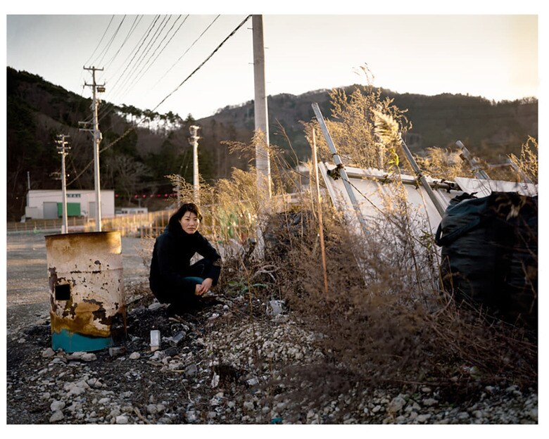 女川の写真館跡地で撮影したセルフポートレート（2015年）。個の物語は女川の断片であり、町と海の記憶をつなぐ大きな層の一部でもある。