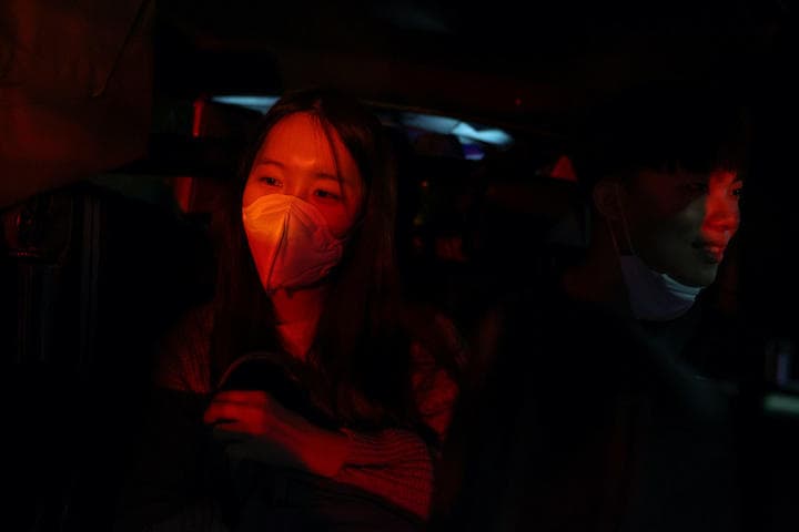 中国に帰るため空港に向かうシドニー大学の留学生（8月12日）　Loren Elliott-REUTERS