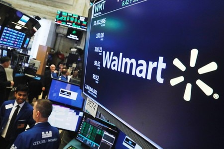 　８月１６日、米国株式市場は反発し、ダウ工業株３０種<.DJI>の上昇率は約４カ月ぶりの大きさとなった。前向きな企業決算が相次いだほか、貿易問題を巡る懸念が後退し、投資家心理が改善した。５─７月決算で利益と売上高が市場予想を上回ったウォルマート<WMT.N>は大幅高となった。米ニューヨークで８月撮影（ロイター/Lucas Jackson）