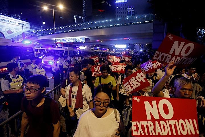 香港で、中国本土への容疑者引き渡しを可能にする「逃亡犯条例」改正案に反対するために民主派が行った大規模デモは、立法会（議会）の周辺に配置された数百人の警官隊と、警官隊が築いた阻止線突破を試みたデモ参加者が衝突する騒然とした事態になり、政治危機の様相が強まっている。写真は9日のデモの様子（2019年　ロイター/Thomas Peter)