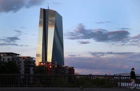 欧州中央銀行（ＥＣＢ）理事会メンバーのマクルーフ・アイルランド中銀総裁は２６日、１２月の理事会では要因次第で多少異なる決定を下す可能性もあるという考えを示した。フランクフルトのＥＣＢ本部で４月撮影（２０２０年　ロイター/Kai Pfaffenbach）