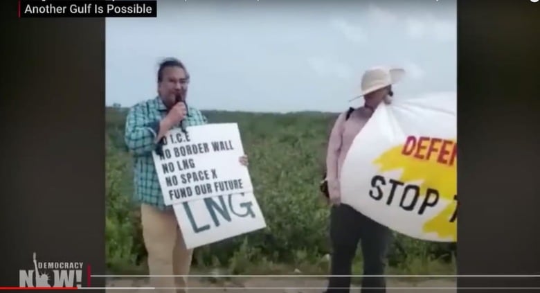 複数の環境団体が5月1日、実業家イーロン・マスク氏が率いる宇宙開発企業スペースXのロケット打ち上げ事業は近隣の国立野生動物保護区に悪影響を及ぼすとして、米連邦航空局（FAA）に事業認可取り消しを求める訴訟を起こした。写真は反対派の抗議活動のようす　Democracy Now! / YouTube