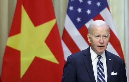 　バイデン米政権は、ベトナムに過去最大規模の武器売却を行う協議を進めている。事情に詳しい２人の関係者がロイターに明かした。写真はバイデン米大統領。ハノイで１１日撮影（２０２３年　ロイター／Evelyn Hockstein）