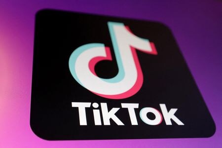 　バンス米副大統領は中国発の動画共有アプリ「ＴｉｋＴｏｋ（ティックトック）」の所有権問題について、解決に向けた合意枠組みが期限の４月５日までに成立すると見込んでいる。ホワイトハウスの当局者２人が明らかにした。１月撮影（２０２５年　ロイター／Dado Ruvic）