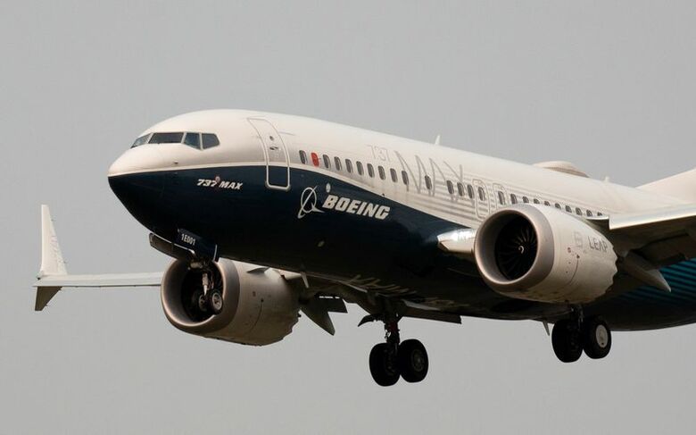 米ワシントン州シアトルのボーイング社施設で、評価飛行中に着陸するボーイング737 MAX 7型機。2020年9月30日撮影。REUTERS/Lindsey Wasson