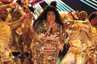 「ボディポジティブ」のアイコン、リゾがBETアワード開幕をありのままに飾る