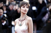 【画像】服着てる？ エミリー・ラタコウスキー「まるで全裸」のスケスケ衣装で夜道に降臨...「不潔」との批判も