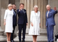 チャールズ国王とマクロン大統領が並んで見つめた「英国征服」──1000年越しに海を渡った歴史的至宝