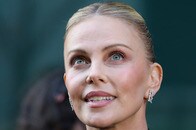 【写真】全身スケスケ...シャーリーズ・セロンの過激衣装にネット騒然