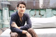 俳優ダレン・クリスが語る「心の底から求めるやりたいこと」──トニー賞6冠で演じた「ロボットの恋」