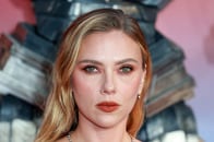 あり？なし？　夫の目の前で共演者と...スカーレット・ヨハンソンの「大胆行為」に賛否両論　「夫に失礼」とネットの声